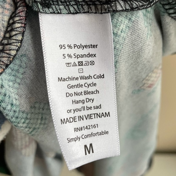 🦋 LuLaRoe Carly size Medium $2/20 black with pixel rose print, EUC - Picture 3 of 4